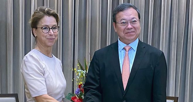 Präsidentin Carola Veit und Herr Chen Jing, stellvertretender Vorsitzender des Ständigen Ausschusses des Volkskongresses Shanghai, geben sich die Hand.