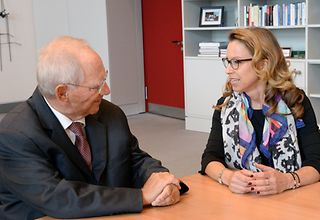 Dr. Wolfgang Schäuble und Präsidentin Carola Veit im Gespräch bei einem Treffen im Jahr 2018.