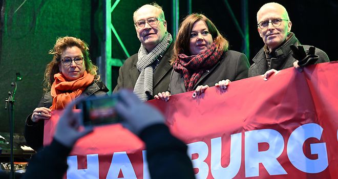 Carola Veit, Joachim Lux, Katharina Fegebank und Dr. Peter Tschentscher halten bei der Demonstration einen Banner in den Händen.