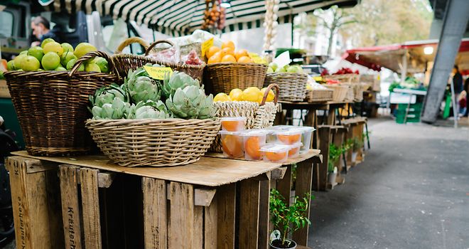 Ein Marktstand mit Obst und Gemüse auf dem Isemarkt.