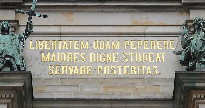Lateinischer Schriftzug in Gold über dem Portal des Hamburger Rathauses (Text (lateinisch): Libertatem quam peperere maiores digne studeat servare posteritas).