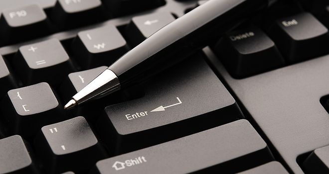 Symbolfoto von Kugelschreiber auf Computertastatur.