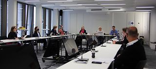 Der Eingabenausschuss bei einer Ausschusssitzung im Sitzungssaal 151 des Hamburger Rathauses. Aufgrund der Corona-Pandemie befinden sich Trennwände zwischen den Personen.