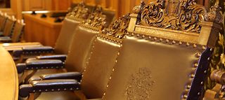 Stühle des Präsidiums im Plenarsaal der Bürgerschaft.