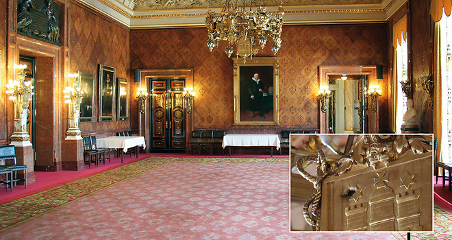 Die Wände des Kaisersaals sind mit einer braunen Ledertapete bezogen. Die gewölbte Decke ist mit Bemalungen verziert.