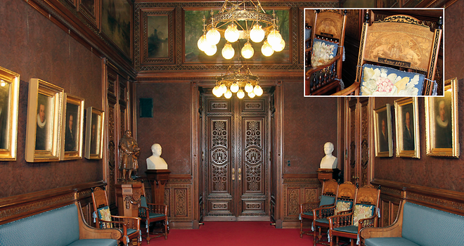 Die von 80 Knaben des Hamburger Waisenhauses hergestellten Kerbholzschnitzereien schmücken Wände und Türen.