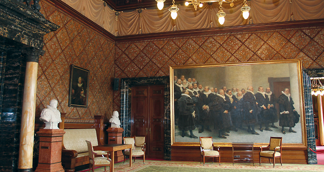 Die Wände des Bürgermeistersaals sind mit brauner Ledertapete bezogen. An einer Wand hängt das 3 mal 5 Meter große Gemälde von Hugo Vogel.