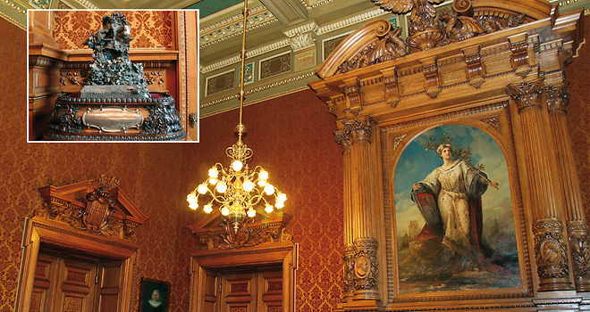 Die Wände des Phönixsaals sind mit einer rotgoldenen Velourstapete bedeckt. Ein zusätzlicher Bildausschnitt zeigt zudem die Überreste des alten Silberschatzes des Senats.