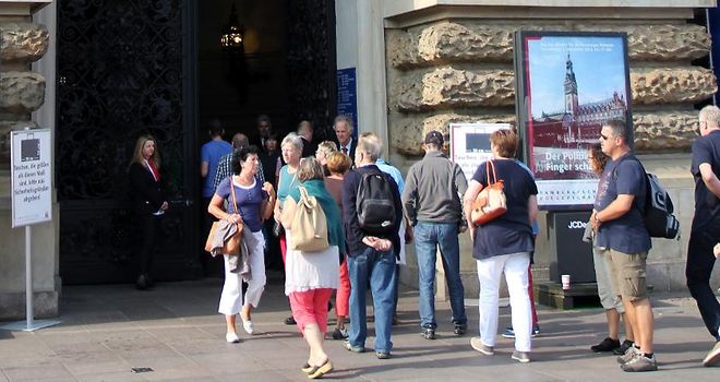 Besucherinnen und Besucher vor dem Eingangsportal des Hamburger Rathauses.