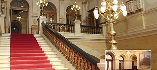 Blick auf die Treppe auf der Bürgerschaftsseite des Hamburger Rathauses.