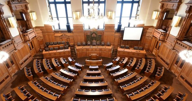 Menschenleerer Plenarsaal im Hamburger Rathaus, von oben fotografiert.