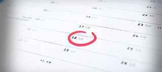 Das Symbolfoto zeigt einen Terminkalender auf dem in rot ein Tag umkreist ist.