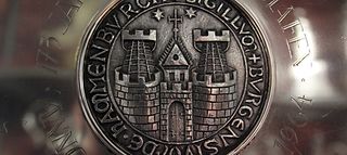 Das Hamburger Wappen ist als silbernes Ornament des Rathauses zu sehen.