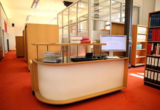 Infoschalter und umstehende Bücherregale in den Räumen der Parlamentarischen Informationsdienste.