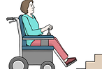 Frau in einem Rollstuhl vor einer Treppe. Die Frau schaut unglücklich.