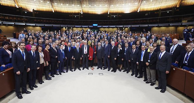 Gruppenbild der Mitglieder des Kongresses der Gemeinden und Regionen im Europarat